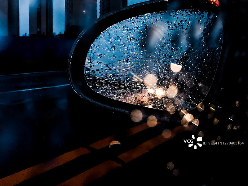 雨夜汽车后视镜图片素材