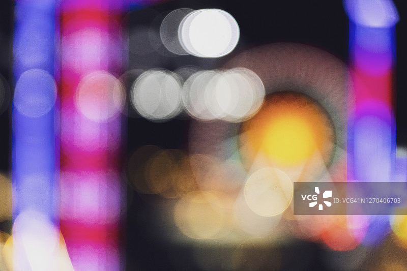 德国巴伐利亚慕尼黑啤酒节的夜间散焦全景图片素材