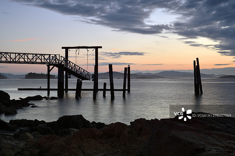 平静的海岸线图片素材