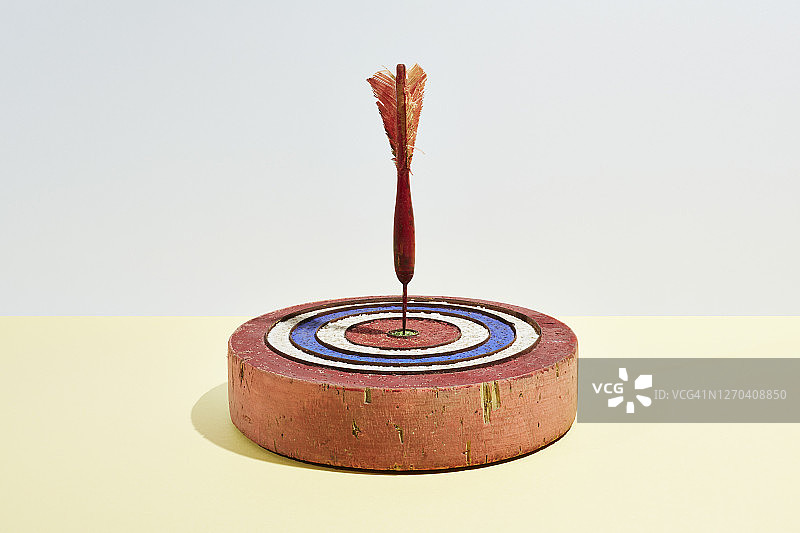 飞镖靶心的飞镖图片素材