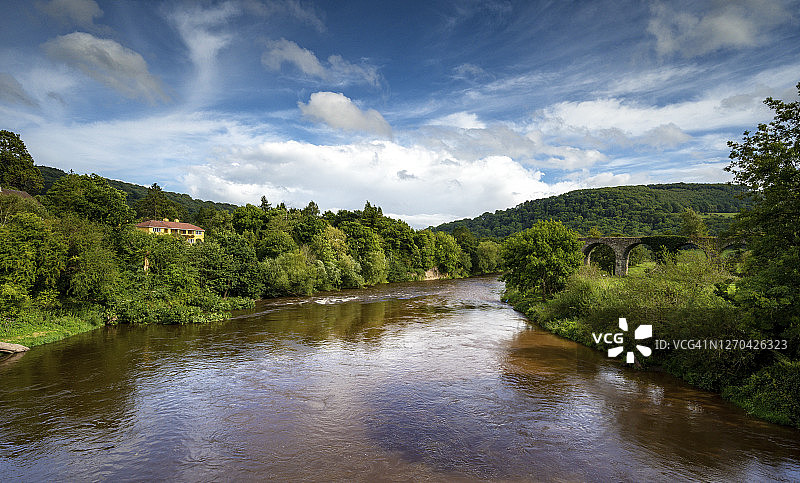 威尔士蒙茅斯棕色泥泞的怀伊河图片素材