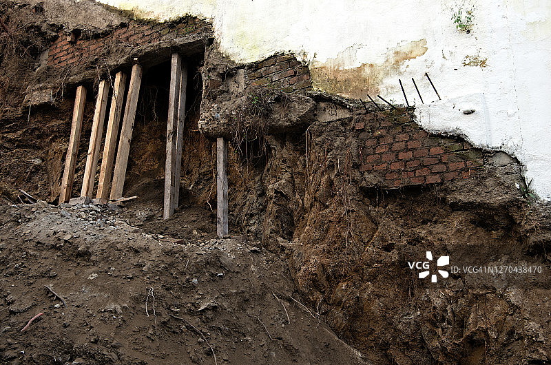 建筑工地用木材支撑的墙壁图片素材