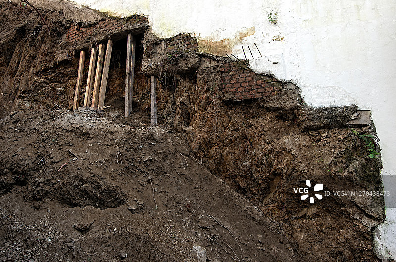 建筑工地用木材支撑的墙壁图片素材