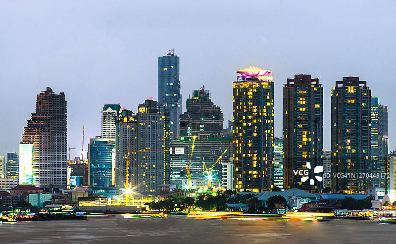 日落后的国际商务中心城市天际线图片素材