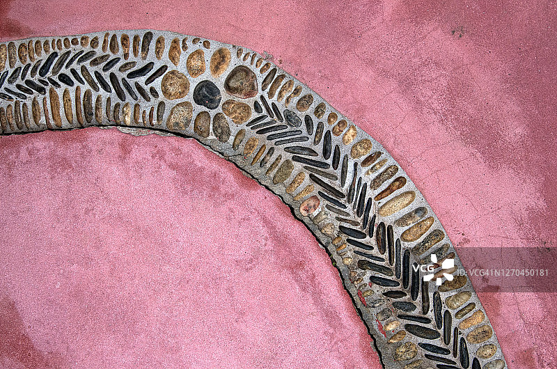 混凝土人行道上的鹅卵石图案设计图片素材