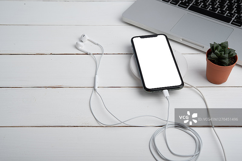 白色木纹桌面上的笔记本电脑2.5D摆拍图片素材