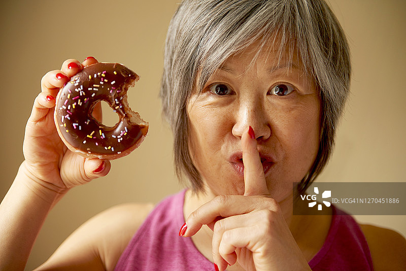 不要说，女人在吃甜甜圈图片素材