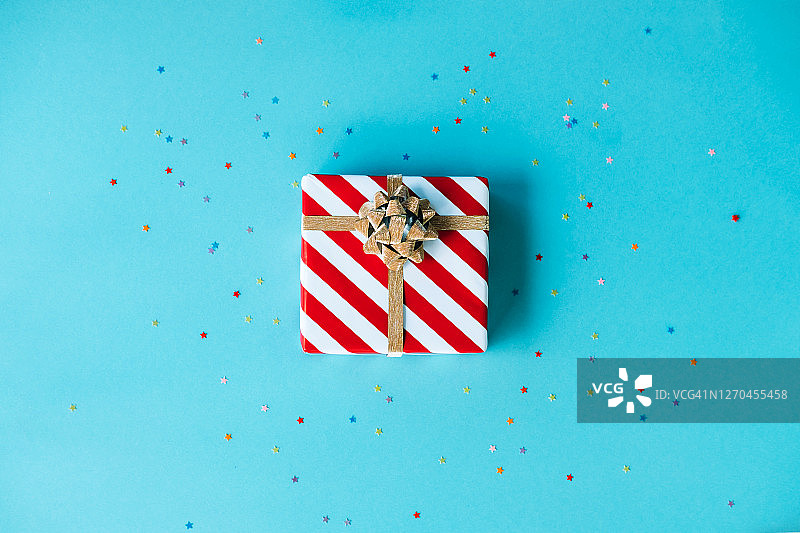 蓝色背景上的礼品盒图片素材