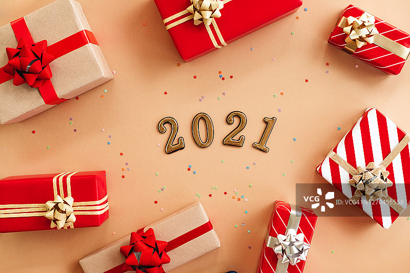 淡色背景上的多个包装好的礼品盒图片素材