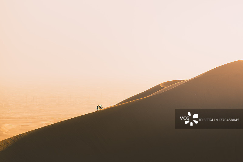 在纳米比亚高沙脊上徒步旅行的人们图片素材