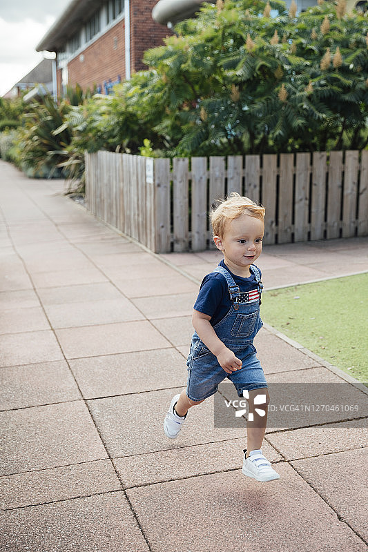 兴奋的小男孩图片素材