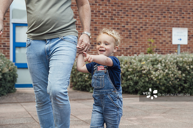 兴奋的小男孩图片素材