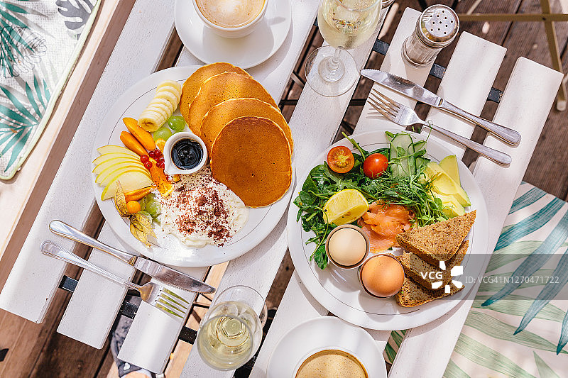 搭配咖啡和普罗塞克的早午餐，俯视角度图片素材