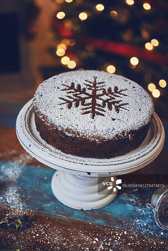 含干果和坚果的圣诞蛋糕图片素材