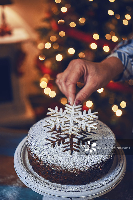 含干果和坚果的圣诞蛋糕图片素材
