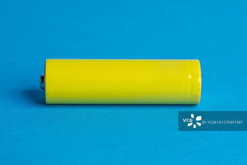 蓝色背景上的黄色电池图片素材