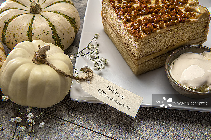 南瓜派、秋季白色南瓜和满天星鲜花木质背景图片素材