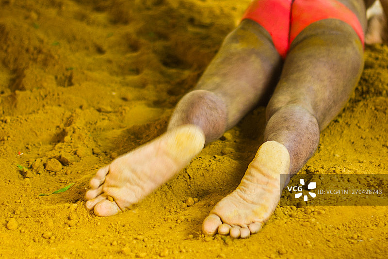 印度泥地摔跤手的腿图片素材