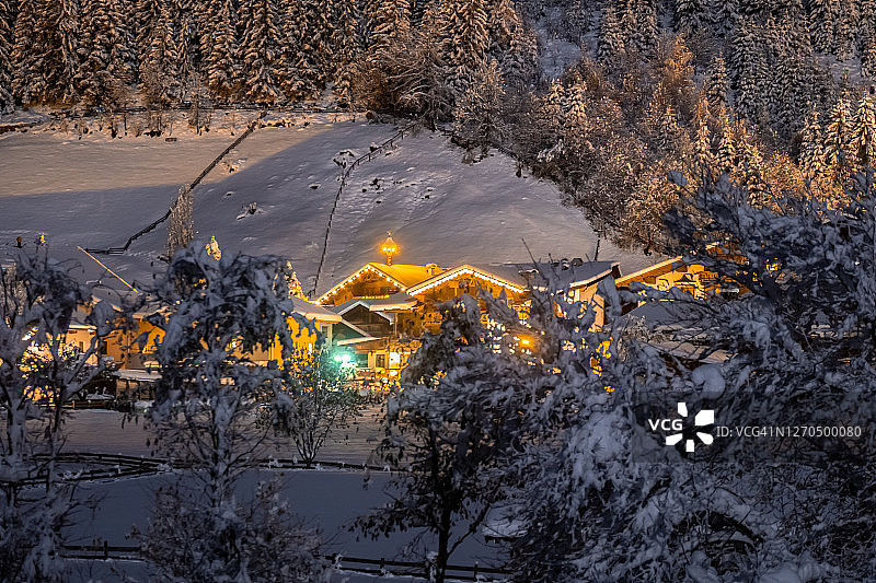 冬季夜景：奥地利蒂罗尔州新施蒂夫特镇图片素材