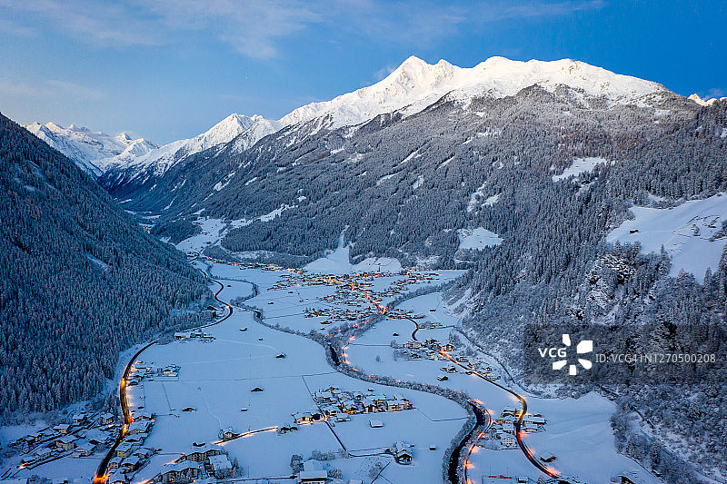 奥地利新施蒂夫特镇的冬季早晨城市景观：小镇中心和教堂的航拍，房屋和交通灯的晨曦，蒂罗尔州施图拜山谷图片素材