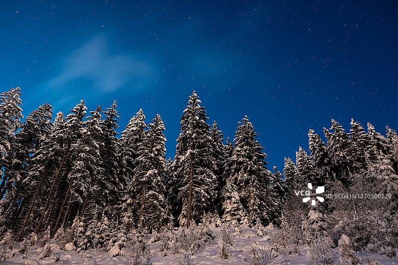 山脉背景下的冬夜：奥地利施图拜山谷新施蒂夫镇的寂静星空图片素材