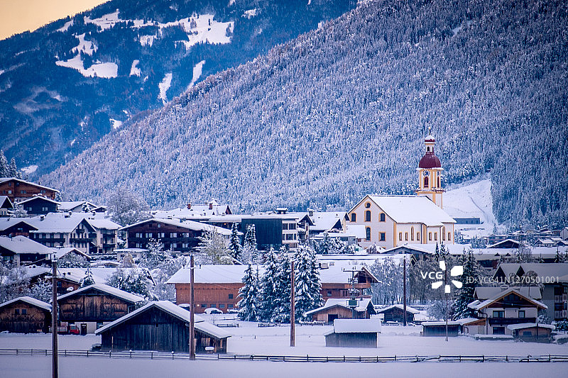奥地利新施蒂夫特镇的冬日清晨城市景观图片素材
