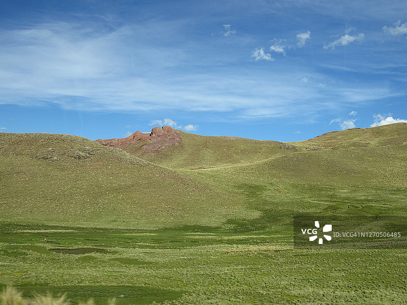 阿雷基帕/秘鲁潘帕草原附近的绿山图片素材