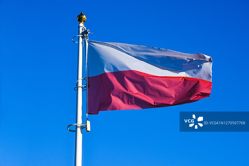 在波兰华沙飘扬的波兰国旗图片素材