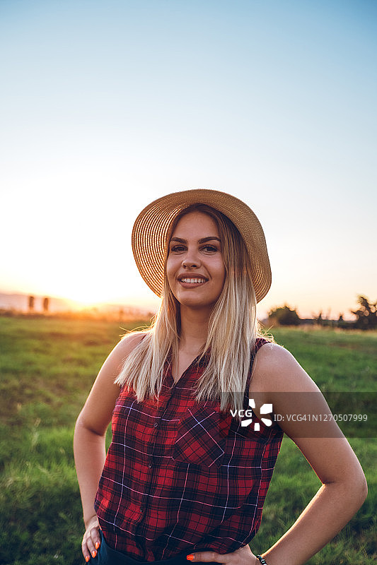 草地上的年轻漂亮女人图片素材