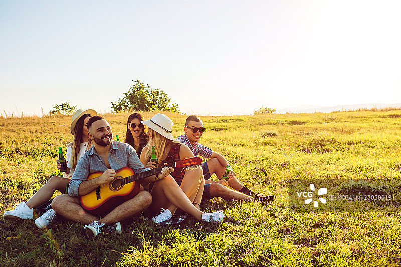 草地上的小型聚会图片素材