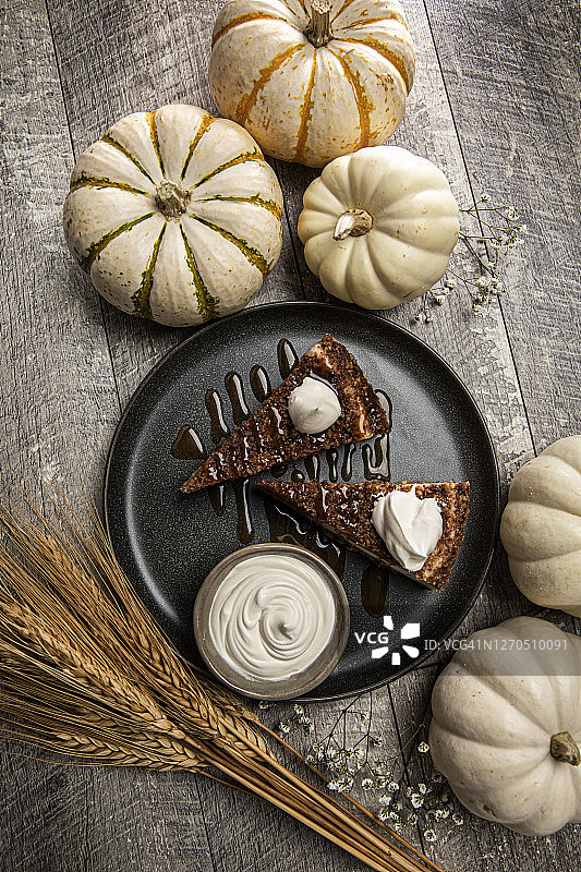 南瓜派、秋季白色南瓜和满天星鲜花木质背景图片素材