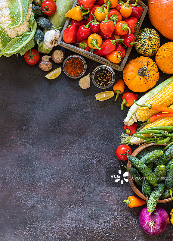 乡村背景上的新鲜蔬菜图片素材