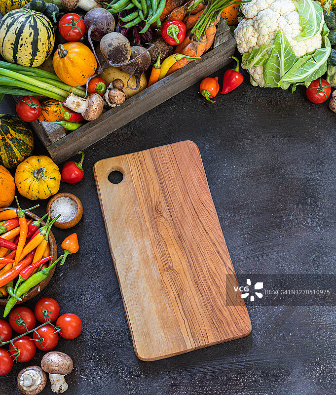 乡村背景上的新鲜蔬菜图片素材