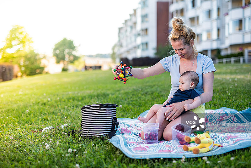 母亲和儿子在野餐图片素材