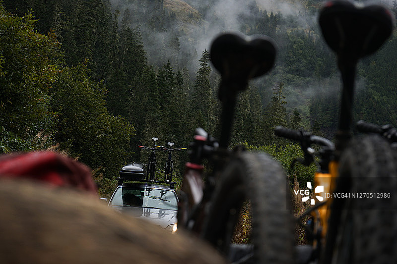 公路旅行途中，汽车驶向露营地图片素材