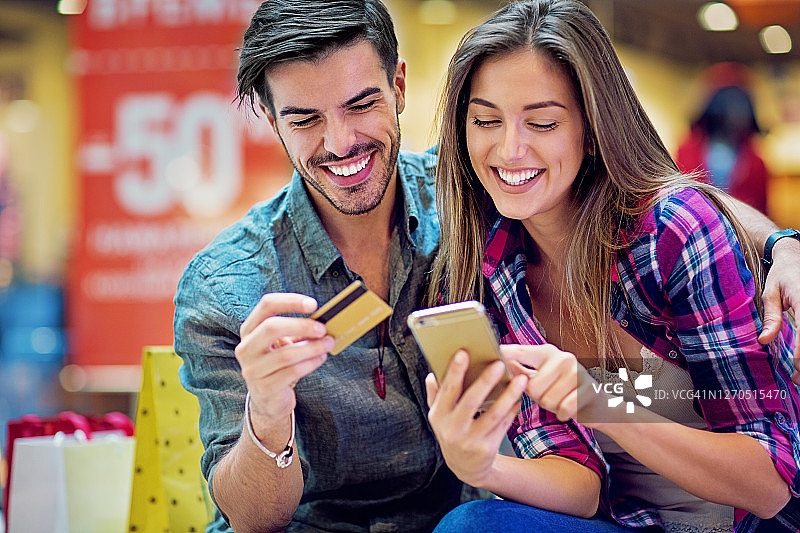 情侣在购物中心网上购物图片素材