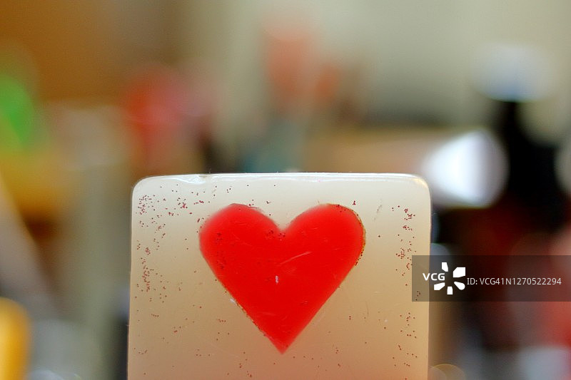 蜡烛中的红色心形图片素材