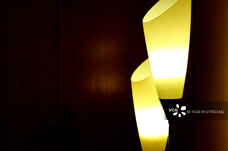 深色背景下的黄色灯图片素材