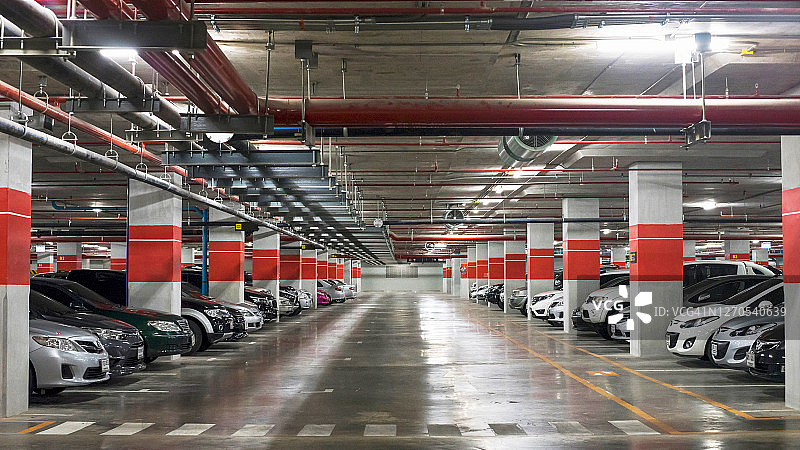 地下停车场内部：少量汽车停放图片素材
