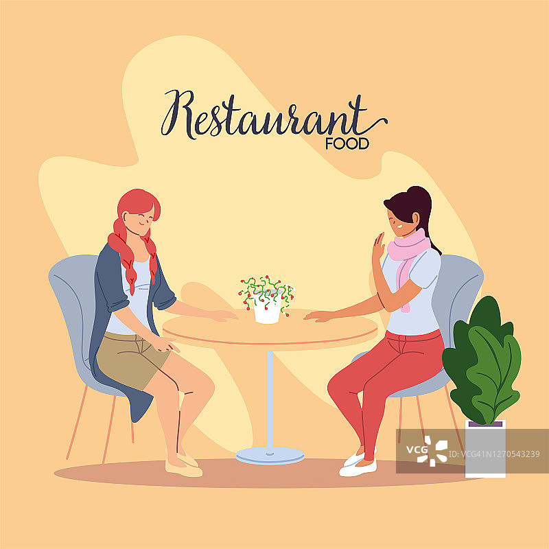 在漂亮的餐厅里微笑交谈的年轻女性图片素材