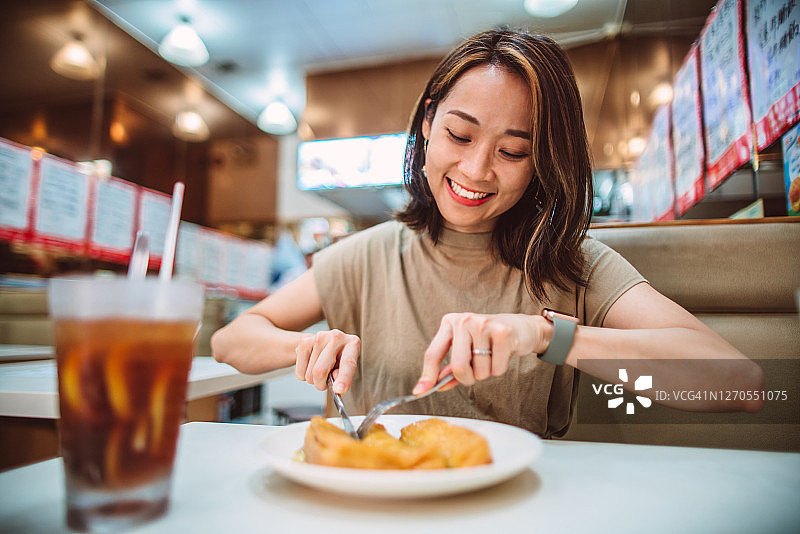 亚洲女性在传统餐厅里愉快地享用港式当地美食图片素材