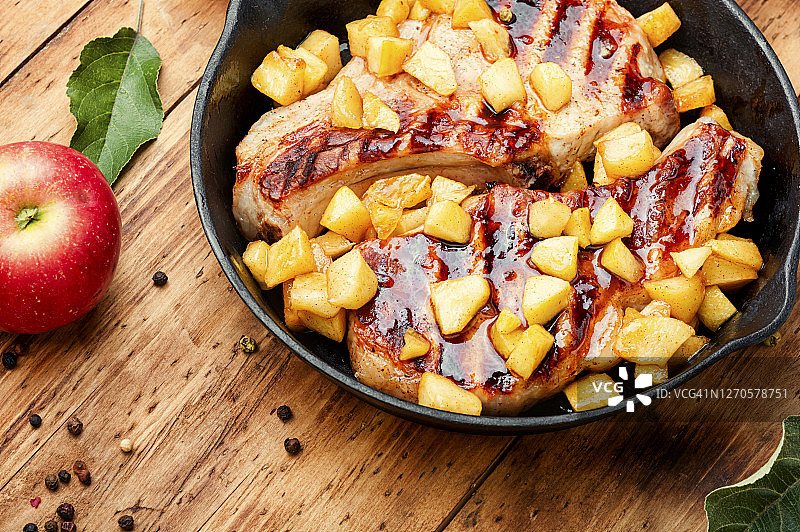 平底锅里的焦糖苹果牛排图片素材