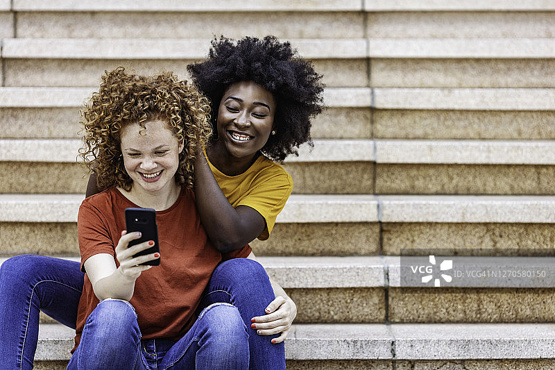 非洲女人扶着她的白人女友图片素材
