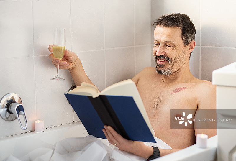 男子在浴缸里读书图片素材
