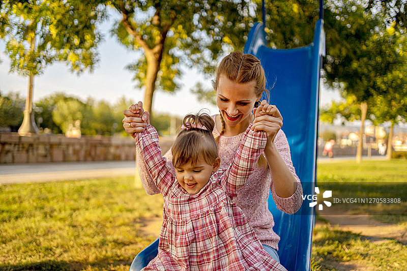 单亲妈妈在公园里和女儿玩耍图片素材