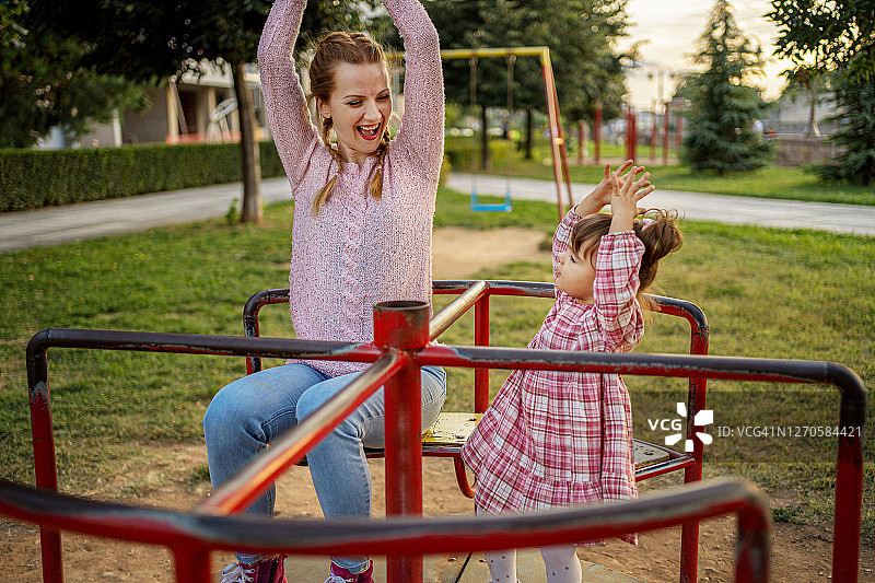 单亲妈妈在公园里和女儿玩耍图片素材