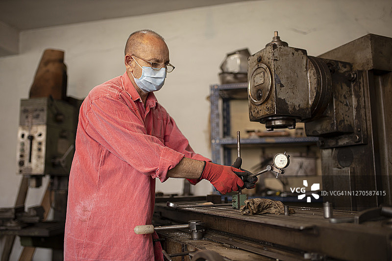车间里的男人图片素材