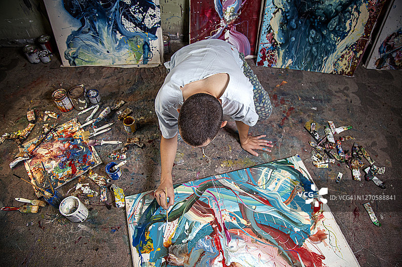 画家在他的工作室创作新作品图片素材