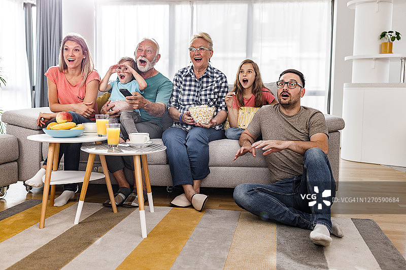 震惊的大家庭在家看电影图片素材
