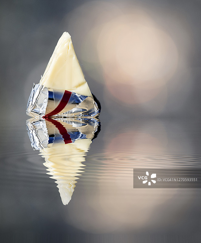 水面上分份奶酪的特写镜头图片素材